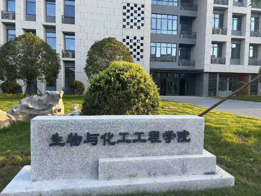 西工区扬州职业大学体育场高杆灯项目